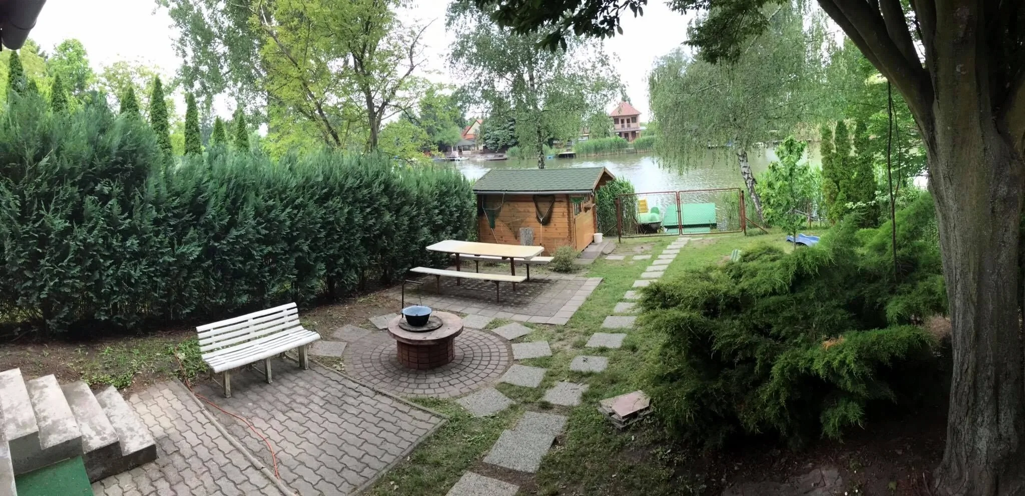 Udvar és pihenőrész